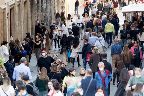 Италия отменила обязательное ношение масок на улицах