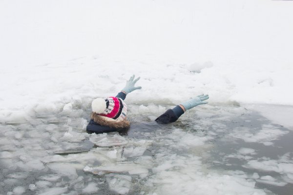 Трагедия под Днепром: две школьницы провалились под лед