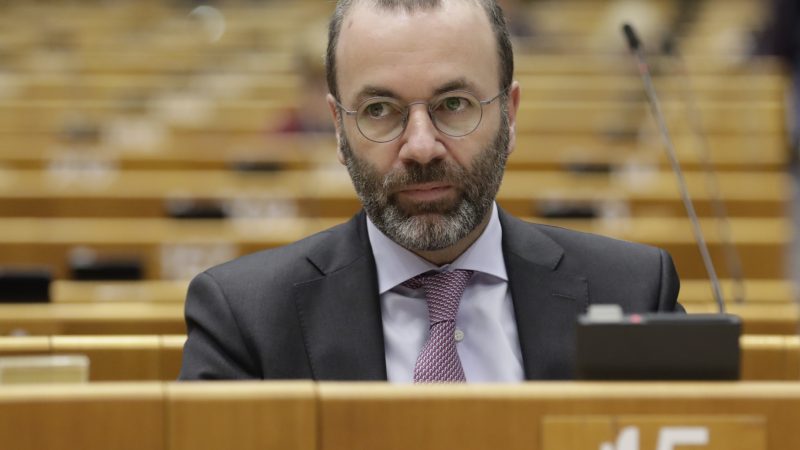 Глава ЕНП добивается отстранения греческого евродепутата, критикующего фармацевтический скандал
