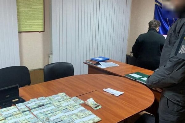 На границе задержали женщину, пытавшуюся вывезти $412 тысяч в Молдову