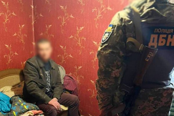 В Черниговской области наркодилеры хранили боевое оружие