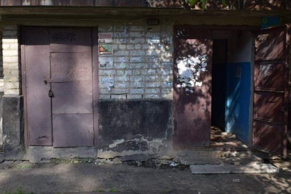 В Харькове мужчина пытался топором прорубить дверь подъезда и угрожал жителям дома