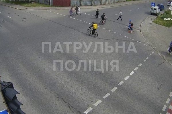 В Киеве велосипедист сбил пешехода на 