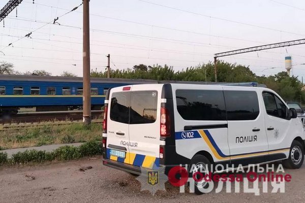 Шел в наушниках: в Одесской области 20-летний парень попал под поезд