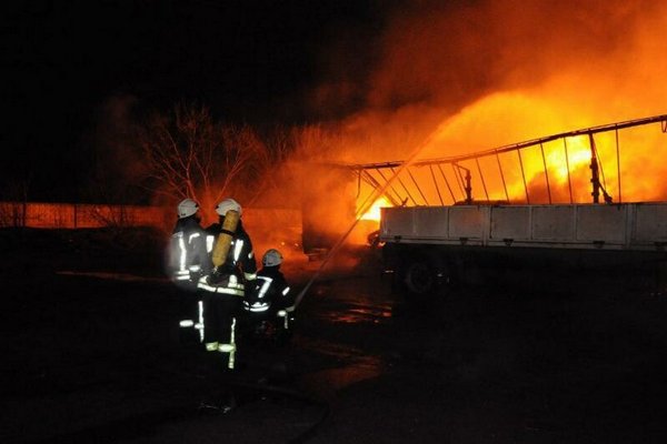Пожар на автозаправке в Николаеве тушили полсотни пожарных и 11 единиц спецтехники