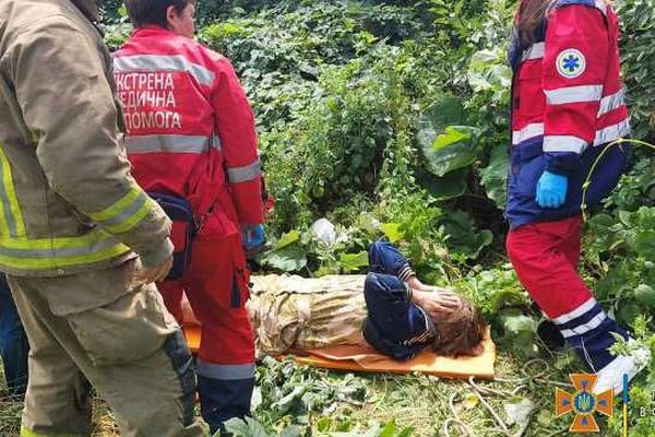 В Одесской области спасатели достали женщину из колодца