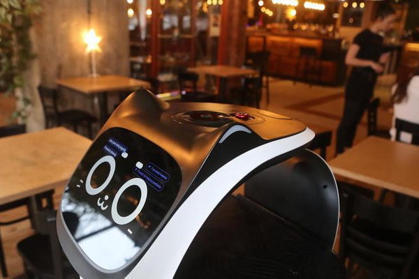 Британская сеть ресторанов тестирует робота в качестве официанта