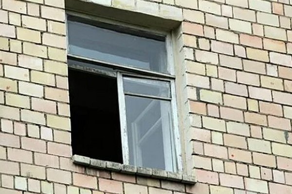 В Москве госпитализировали 5-летнюю девочку, выпавшую из окна