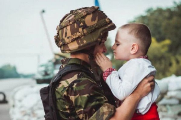 Мужчины-военнослужащие также смогут получить отпуск по уходу за ребенком