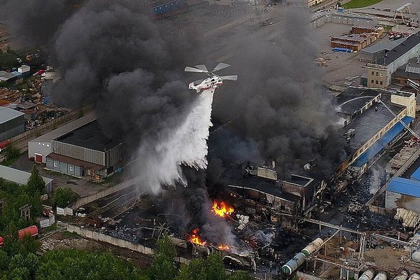 Крупный пожар произошел на бывшем заводе в Петербурге