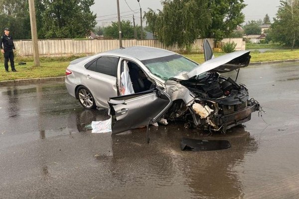 В Харькове Toyota вылетела с мокрой дороги и врезалась в рекламный щит: водитель погиб