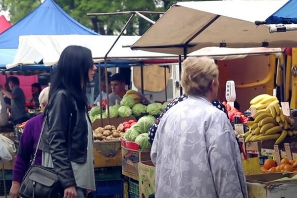 Украинцы показали реальные цены на продукты во время войны: по чем продают фрукты и овощи на рынке