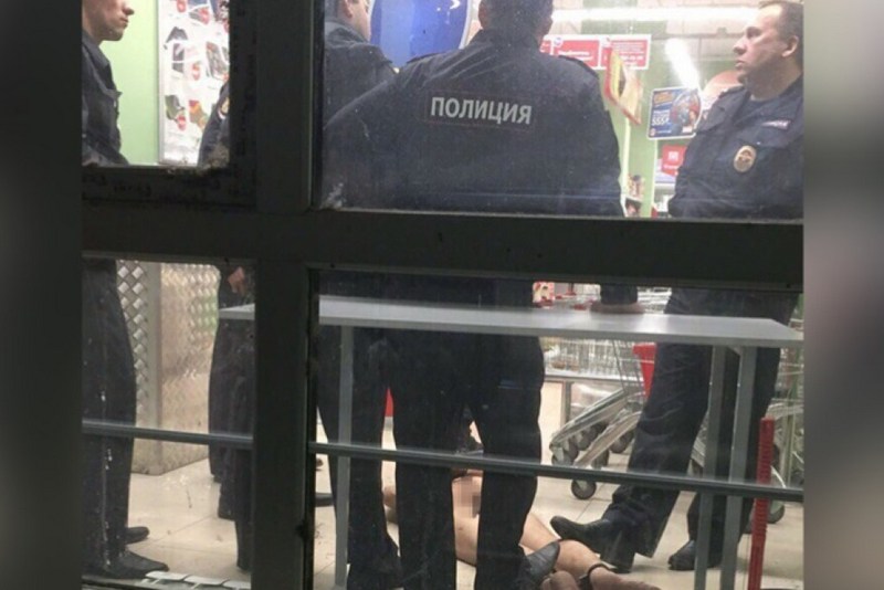 В РФ голый наркоман устроил погром в супермаркете