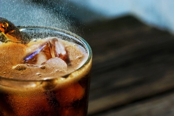 Эксперты обнаружили связь между смертью от рака и сладкими газированными напитками