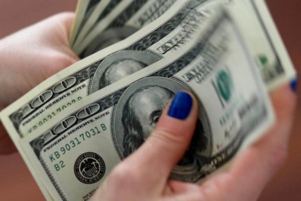 Украинцам советуют не скупать доллары в банках и обменниках: аналитики назвали главные причины