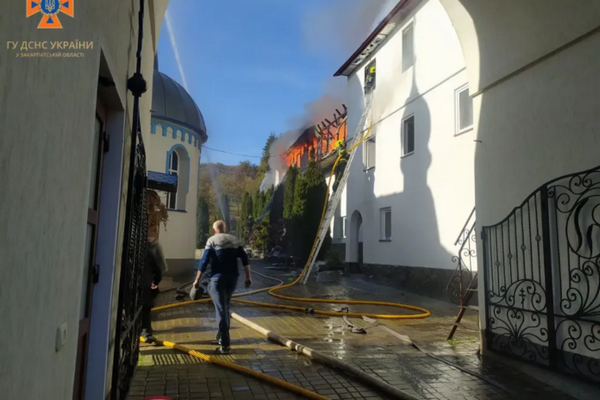 В Закарпатье горел монастырь УПЦ МП