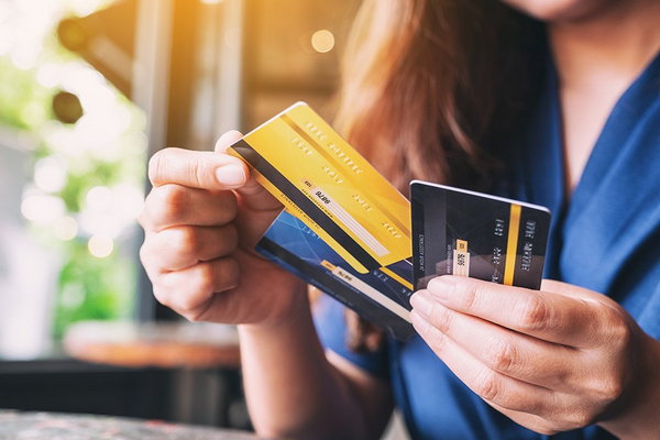 В чем разница между дебетовой и кредитной картой?