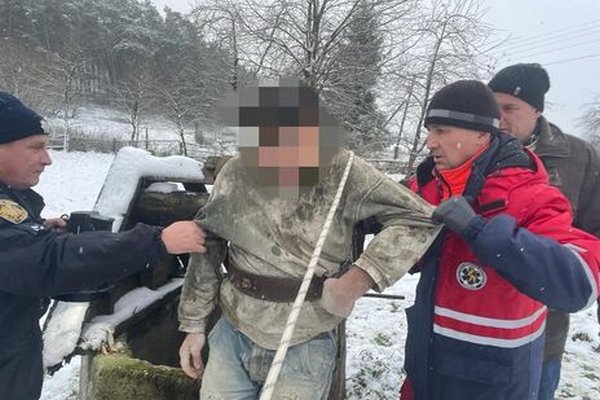 Во Львовской области местный житель упал в колодец и провел там три дня – полиция