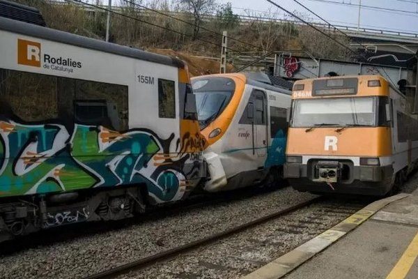 В Испании столкнулись два поезда, пострадали 155 человек. Фото
