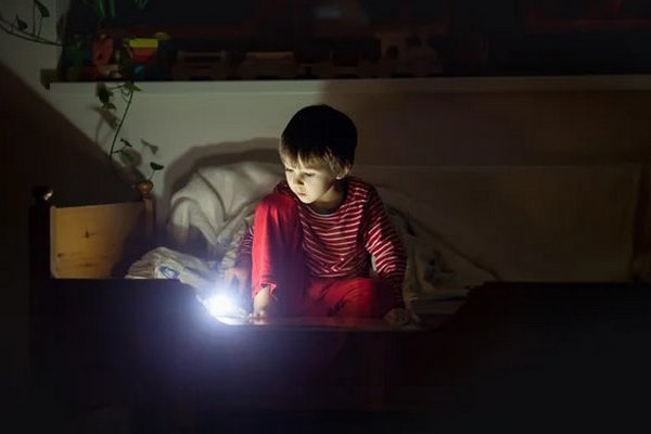Фонарик для ребенка: в Польше хотят собрать 4,5 млн. фонариков для украинских малышей