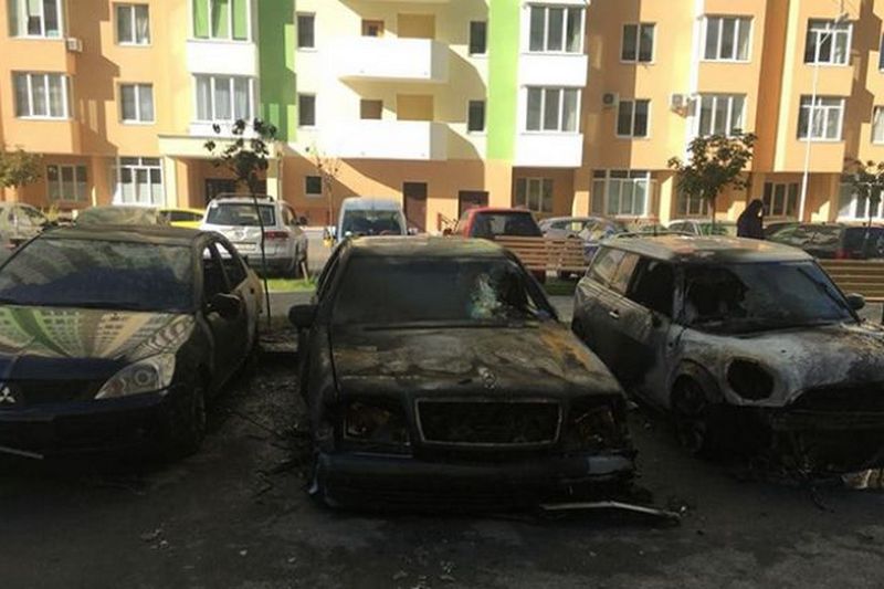 Под Киевом активистам сожгли 2 автомобиля