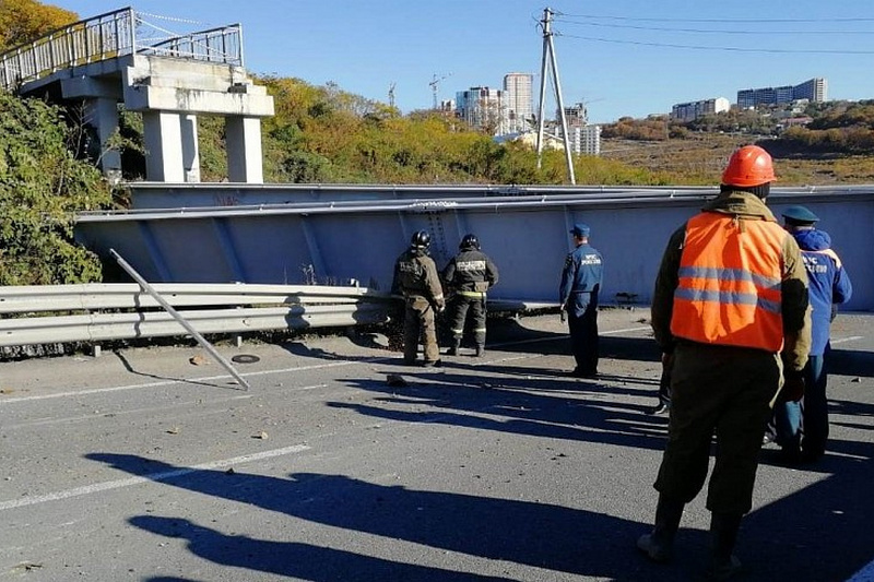 Во Владивостоке самосвал с поднятым кузовом снёс пешеходный мост