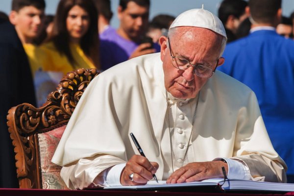Папа Франциск сообщил о тяжелой болезни своего 95-летнего предшественника