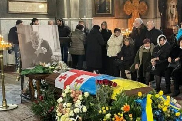 На похороны Кикабидзе от Украины поедет Ткаченко. Гроб артиста покрыт двумя флагами – грузинским и украинским