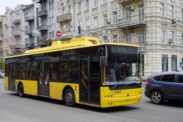 В Хмельницком остановили движение троллейбусов: что произошло