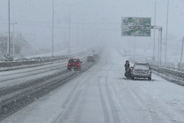 На Балканах из-за снежных бурь парализовано дорожное движение, тысячи людей без электричества