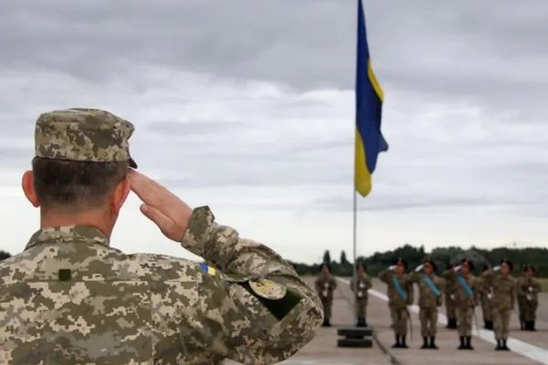 Не обязательно представитель военкомата: кто в Украине может вручать повестку