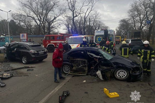 На окраине Одессы BMW влетел в Lexus: пострадали два человека