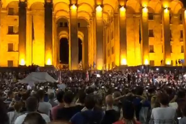 В Тбилиси протестующие штурмуют парламент