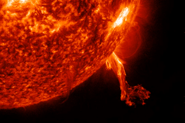 Солнце выпустило мощную вспышку, которая привела к отключению связи на Земле