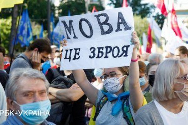 Социологи зафиксировали темпы, с какими украинцы отказываются от русского языка
