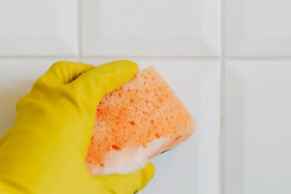 Швы плитки в ванной будут белее снега: очистить их поможет одно копеечное средство