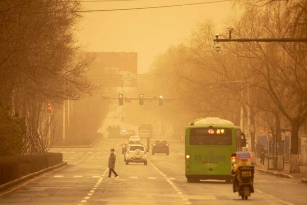 Песчаная буря загрязняет воздух на севере Китая