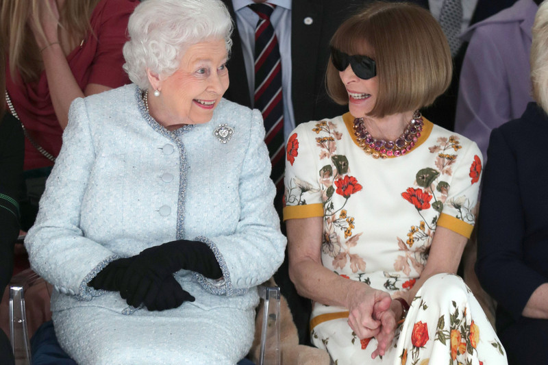 Королева Елизавета II впервые посетила модный показ в Лондоне