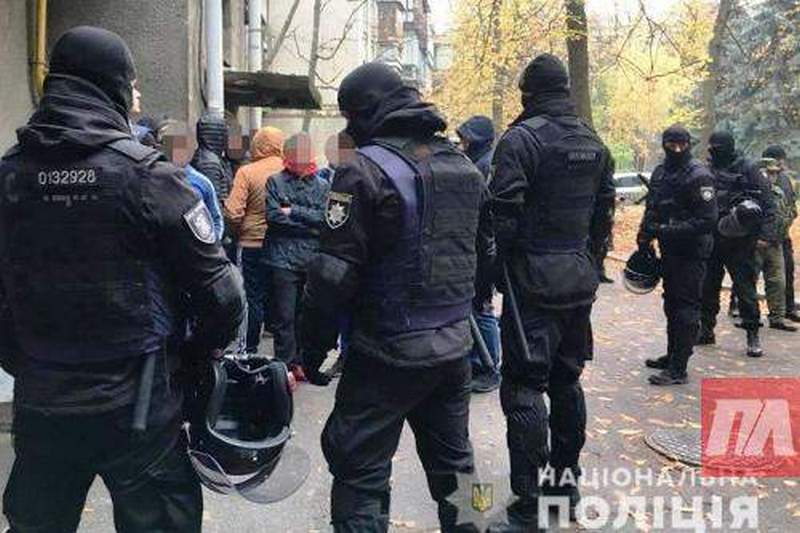 В Киеве полиция задержала молодых людей в балаклавах