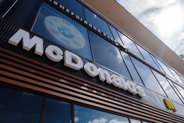 McDonald's сократит зарплаты своим сотрудникам: кого коснется