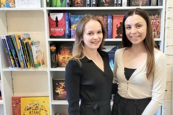 Девушки не едут за рубеж: киевлянки открыли книжный в свободных Броварах