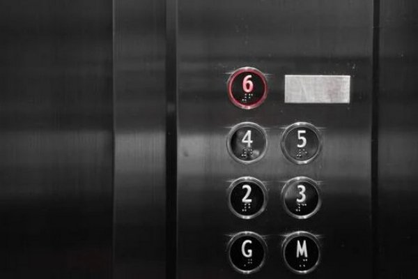 Во Львове в лифте многоэтажки нашли мертвую женщину – что случилось