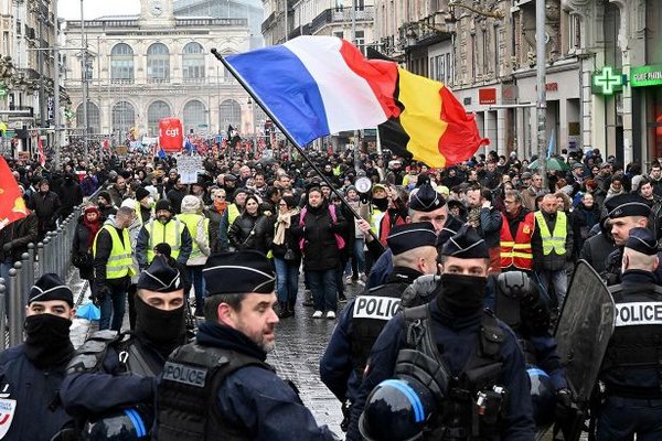 Протесты из-за пенсионной реформы во Франции: митингующие подожгли полицейский участок