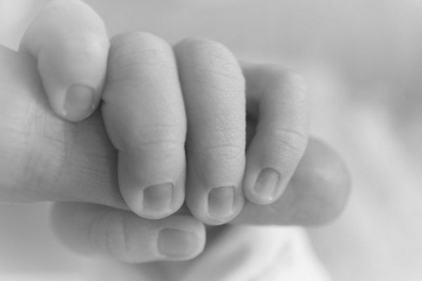 Впустила 3-месячного младенца на землю: в Винницкой женщине сообщили о подозрении в убийстве соседского ребенка по неосторожности