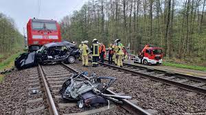 В Германии столкнулись поезд и автомобиль: есть погибшие