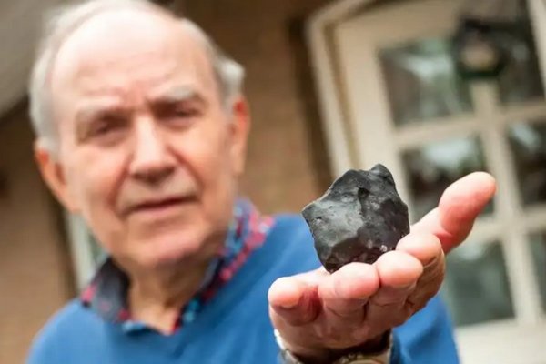 Обломок метеорита упал в Германии и пробил крышу жилого дома