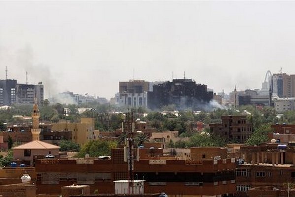 США и Великобритания эвакуировали дипломатов из Судана