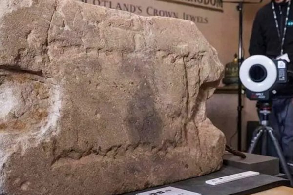 На Камне судьбы в Шотландии обнаружили таинственные знаки перед коронацией Чарльза III