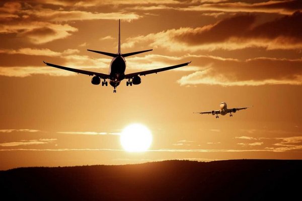 Авиакомпания потроллила молодоженов, пожаловавшихся на отсутствие окна в самолете