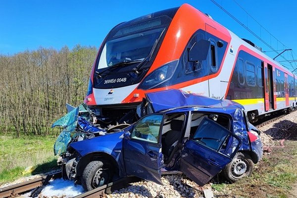 В Польше поезд врезался в авто: среди погибших есть ребенок